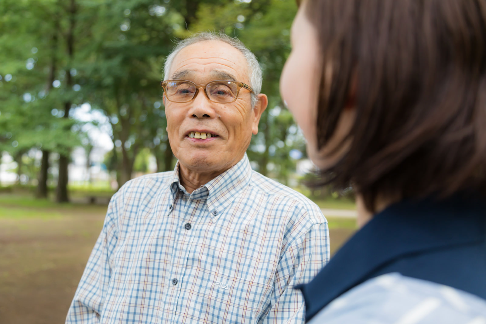 公園で笑顔のおじいさん